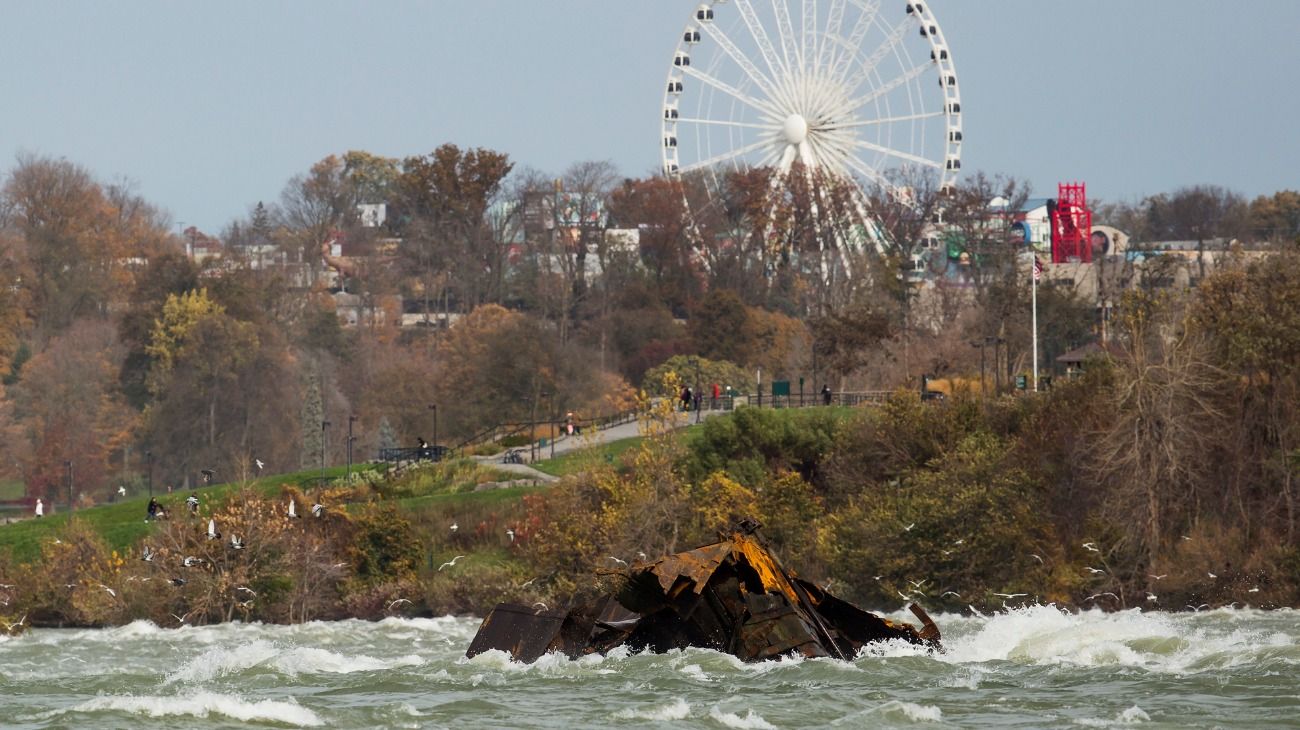 Un barco varado hace más de un siglo emergió en las Cataratas del Niagara.