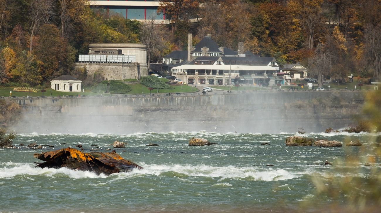 Un barco varado hace más de un siglo emergió en las Cataratas del Niagara.