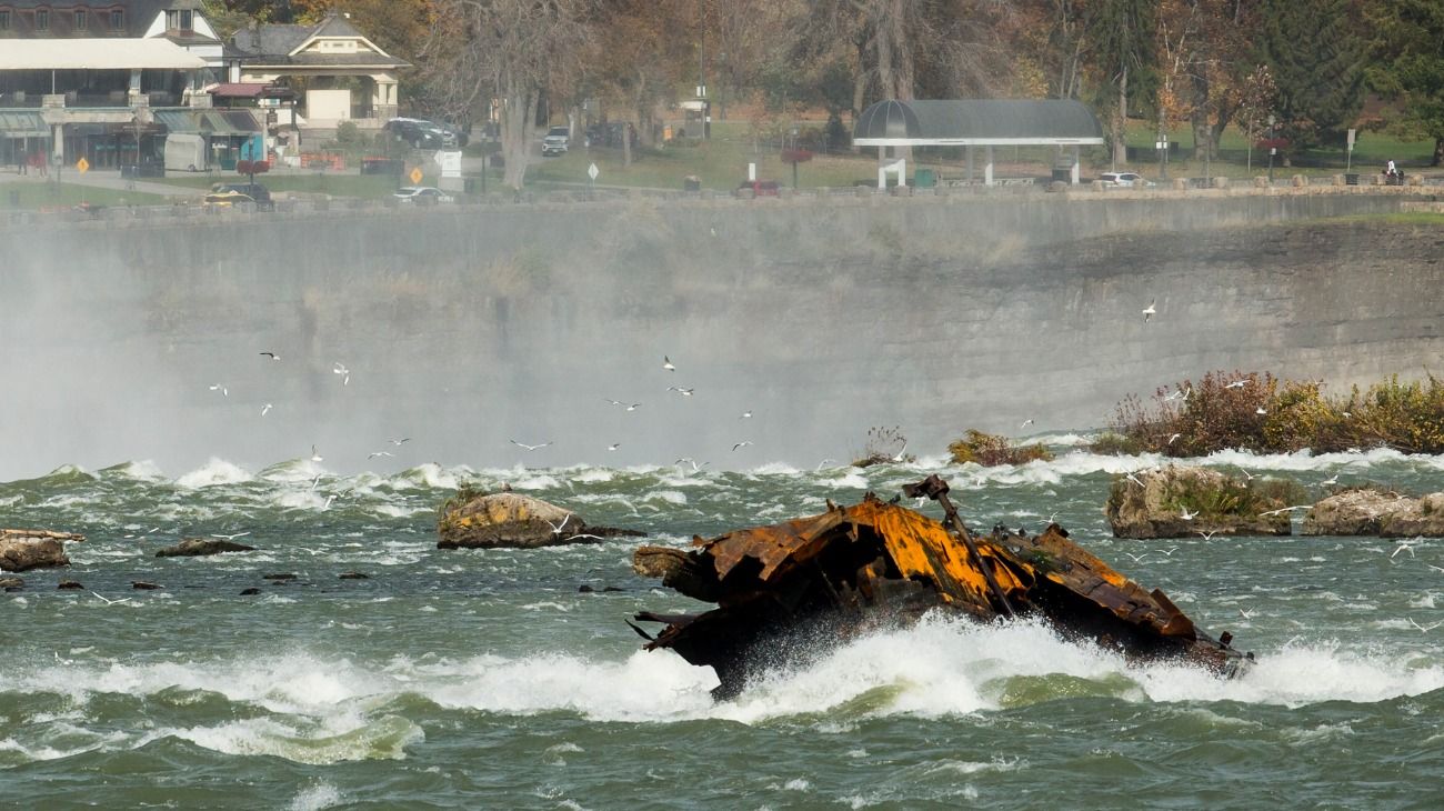 Un barco varado hace más de un siglo emergió en las Cataratas del Niagara.