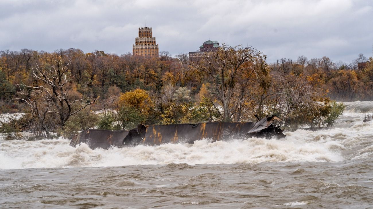 Un barco varado hace más de un siglo emergió en las Cataratas del Niagara.