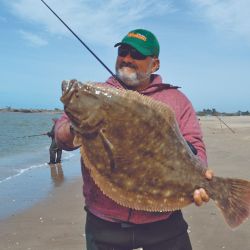 Diego Araujo fue el primero que tuvo suerte. Logró un lenguado que rondó los seis kilos y que arrastró hasta la playa. 