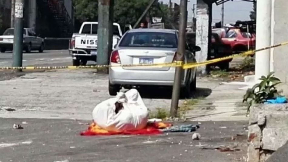 El cuerpo fue envuelto en una frazada y en sábanas rojas.