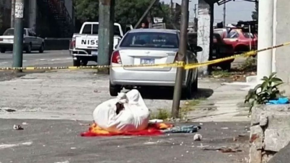 El cuerpo fue envuelto en una frazada y en sábanas rojas.