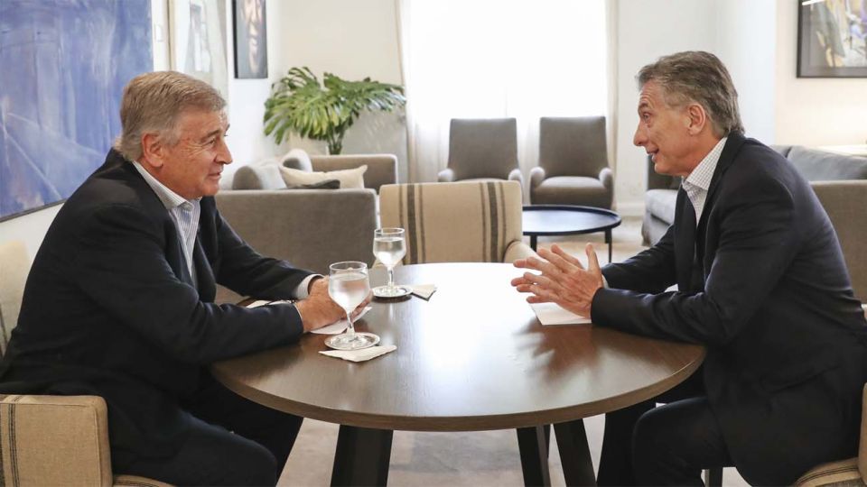 Mauricio Macri, con su ex ministro de Defensa Oscar Aguad en una foto en Olivos.