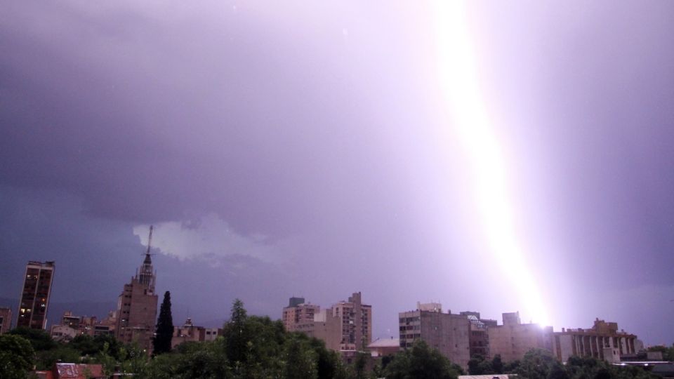Impresionante tormenta eléctrica en Mendoza.