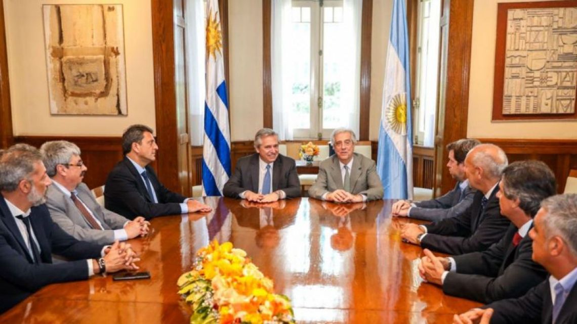 Alberto Fernández meets with Tabaré Vazquez, Uruguay's outgoing president. 