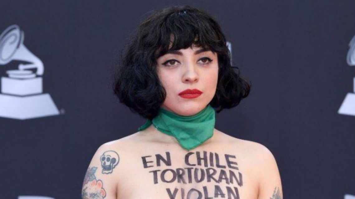 Mon Laferte Hizo Topless Como Protesta En Los Latin Grammys Exitoina 9678