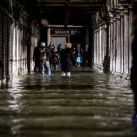 18 fotos de la mayor inundación de Venecia en los últimos 53 años