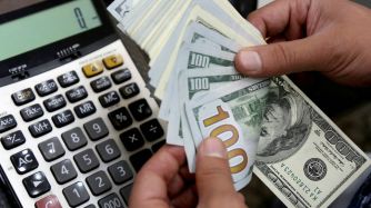 Leve baja del riesgo país y dólar estable