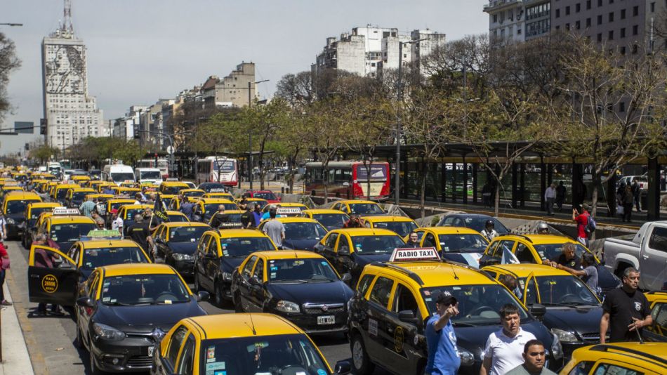 El sindicato de peones de taxis organizaron concentraciones en varias intersecciones de la Capital.