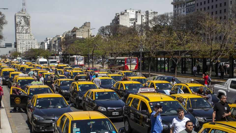 El sindicato de peones de taxis organizaron concentraciones en varias intersecciones de la Capital.