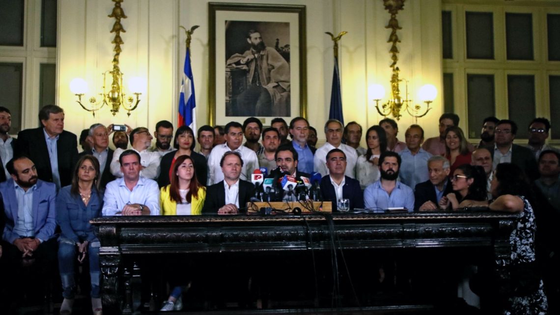 Chilean legislators during press conference on the mechanisms to create a new Constitution at the former National Congress. 