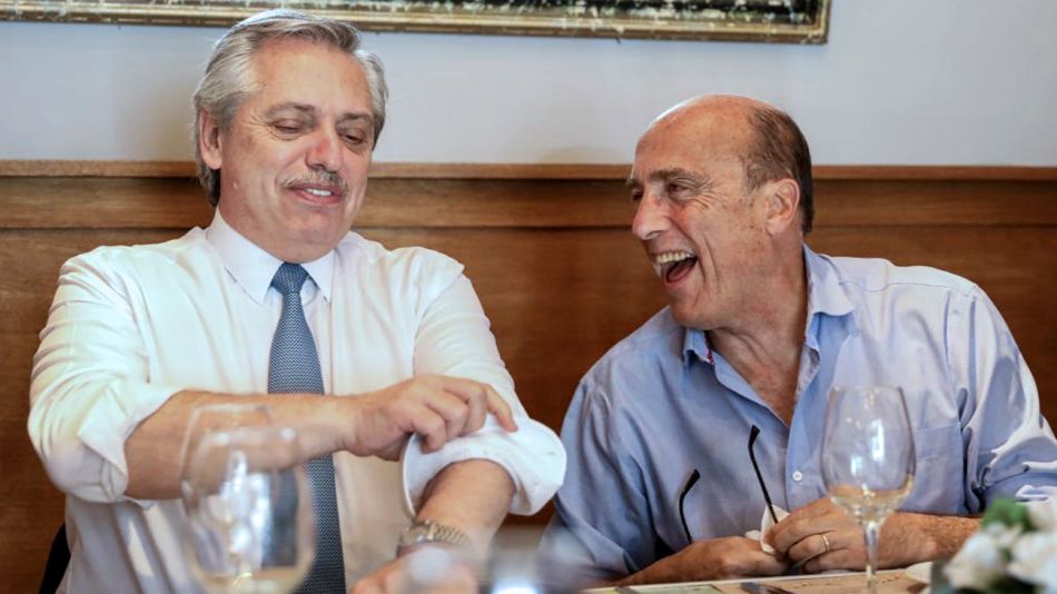 Alberto Fernández, distendido con Daniel Martínez en Montevideo.
