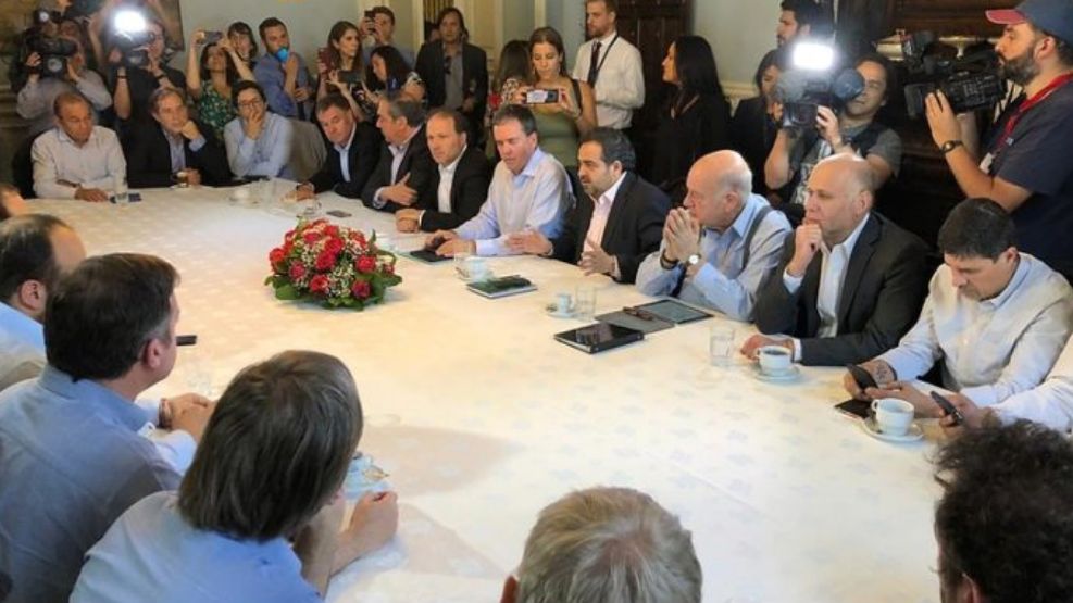 La mesa de debate de las fuerzas políticas chilenas, dando forma al llamado a reformar la Constitución.