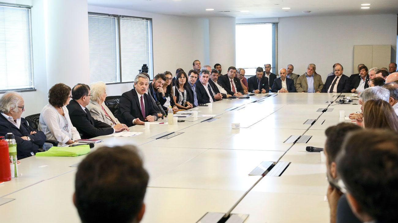 Convocatoria. Adolfo Pérez Esquivel, Sonia Alesso (Ctera), Monseñor Carlos Tissera (Cáritas), Estela de Carlotto, Marcelo Tinelli, Gabriela Galaretto (Fundación Ideas del Sur), Vilma Ibarra, Gabriel Yedlin, Carlos Achetoni (Federación Agraria), Jaime Perczik (UNH), Fredy Mariño (CCC), Mario Cafiero, Gustavo Vera, Mario Ravettino (OPCVA), Dardo Chiesa (CRA), Esteban Castro (Ctep), Bernardo Affranchino (ACIERA), Narda Lepes, Agustín Salvia (UCA), Daniel Funes de Rioja (Copal), Héctor Daer (CGT), Vanesa Herrera de Noble, Daniel Menéndez (Barrios del Pie).