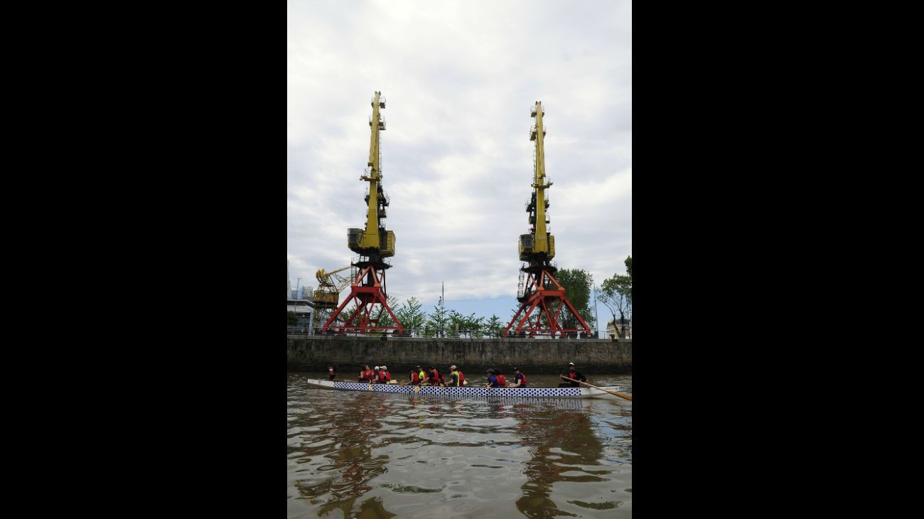 Tradicionalmente su práctica se lleva a cabo en embarcaciones adornadas en la proa con una cabeza de dragón y una cola en la popa, y diez o veinte remeros, llamados "palistas".