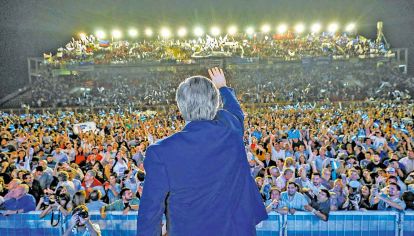 Contrastes. El Frente de Todos priorizó los actos a la comunicación en redes de Mauricio Macri, que luego salió a las calles.