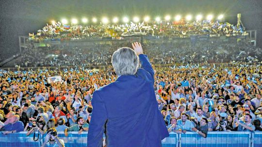 Contrastes. El Frente de Todos priorizó los actos a la comunicación en redes de Mauricio Macri, que luego salió a las calles.