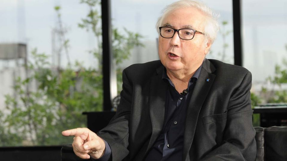 Manuel Castells, en la entrevista con Jorge Fontevecchia.
