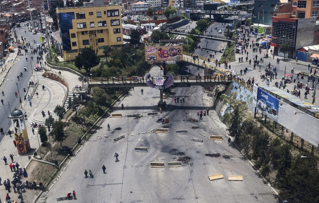 Vista de la carretera que une El Alto y La Paz bloqueada por partidarios del ex presidente Evo Morales, vista desde El Alto, Bolivia, el 16 de noviembre de 2019