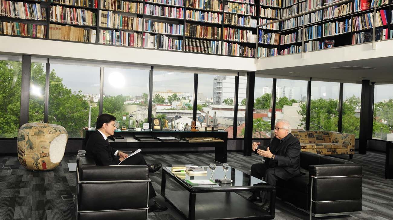 Manuel Castells, con Jorge Fontevecchia.