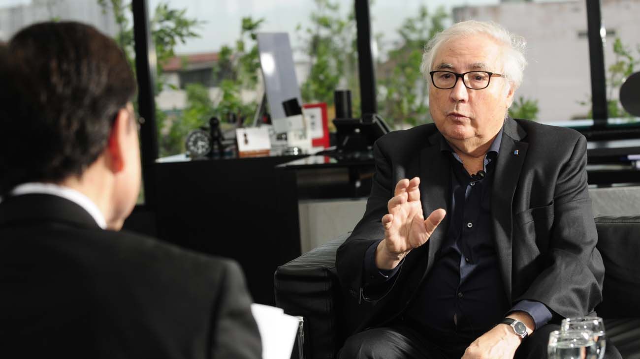 Manuel Castells, en la entrevista con Jorge Fontevecchia.