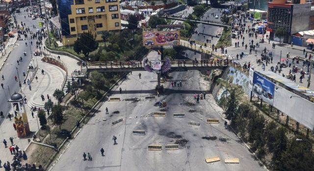 Vista de la carretera que une El Alto y La Paz bloqueada por partidarios del ex presidente Evo Morales, vista desde El Alto, Bolivia, el 16 de noviembre de 2019