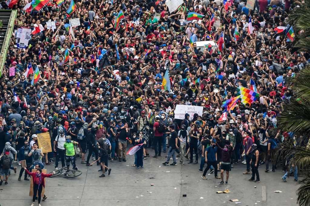 Las protestas estallaron el 18 de octubre por el aumento del precio del metro, pero fueron en aumento para denunciar la desigualdad social. Desataron la violencia en Santiago, Valparaíso, Viña del Mar y otras ciudades: 30 días de protestas que se saldan con 22 muertos, 79 estaciones del metro de Santiago atacadas o incendiadas, y casi 15.000 detenidos en todo Chile.