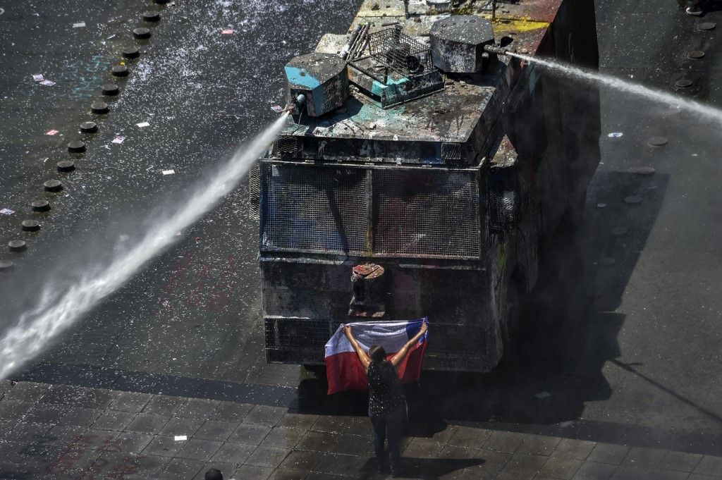 Las protestas estallaron el 18 de octubre por el aumento del precio del metro, pero fueron en aumento para denunciar la desigualdad social. Desataron la violencia en Santiago, Valparaíso, Viña del Mar y otras ciudades: 30 días de protestas que se saldan con 22 muertos, 79 estaciones del metro de Santiago atacadas o incendiadas, y casi 15.000 detenidos en todo Chile.