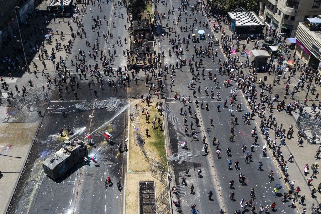 Las protestas estallaron el 18 de octubre por el aumento del precio del metro, pero fueron en aumento para denunciar la desigualdad social. Desataron la violencia en Santiago, Valparaíso, Viña del Mar y otras ciudades: 30 días de protestas que se saldan con 22 muertos, 79 estaciones del metro de Santiago atacadas o incendiadas, y casi 15.000 detenidos en todo Chile.