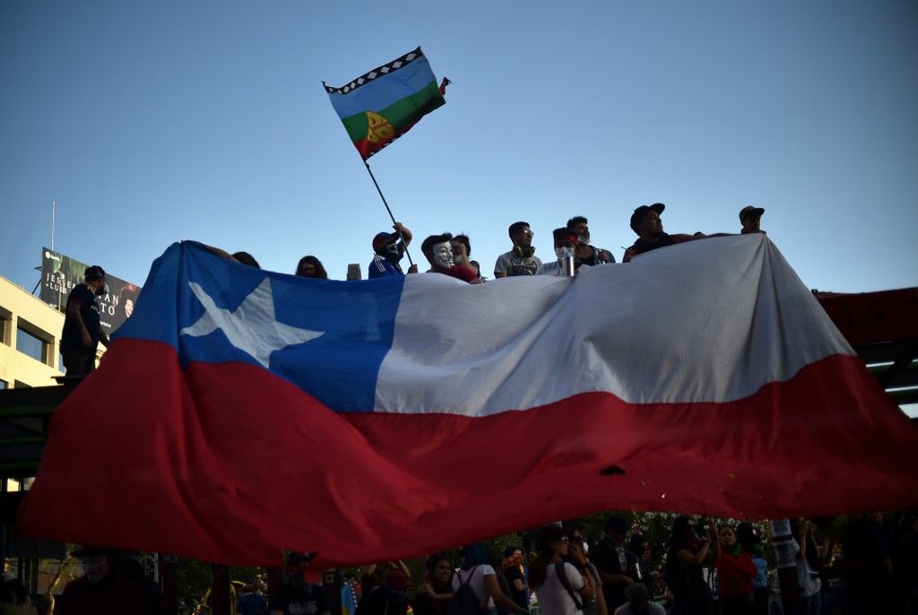 Las protestas estallaron el 18 de octubre por el aumento del precio del metro, pero fueron en aumento para denunciar la desigualdad social. Desataron la violencia en Santiago, Valparaíso, Viña del Mar y otras ciudades: 30 días de protestas que se saldan con 22 muertos, 79 estaciones del metro de Santiago atacadas o incendiadas, y casi 15.000 detenidos en todo Chile.