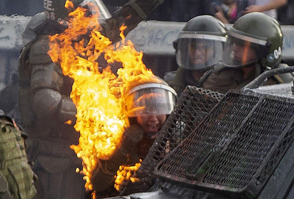 Las protestas estallaron el 18 de octubre por el aumento del precio del metro, pero fueron en aumento para denunciar la desigualdad social. Desataron la violencia en Santiago, Valparaíso, Viña del Mar y otras ciudades: 30 días de protestas que se saldan con 22 muertos, 79 estaciones del metro de Santiago atacadas o incendiadas, y casi 15.000 detenidos en todo Chile.