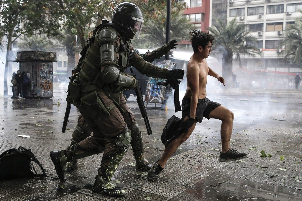 Las protestas estallaron el 18 de octubre por el aumento del precio del metro, pero fueron en aumento para denunciar la desigualdad social. Desataron la violencia en Santiago, Valparaíso, Viña del Mar y otras ciudades: 30 días de protestas que se saldan con 22 muertos, 79 estaciones del metro de Santiago atacadas o incendiadas, y casi 15.000 detenidos en todo Chile.