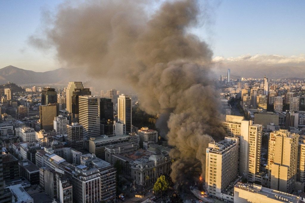 Las protestas estallaron el 18 de octubre por el aumento del precio del metro, pero fueron en aumento para denunciar la desigualdad social. Desataron la violencia en Santiago, Valparaíso, Viña del Mar y otras ciudades: 30 días de protestas que se saldan con 22 muertos, 79 estaciones del metro de Santiago atacadas o incendiadas, y casi 15.000 detenidos en todo Chile.