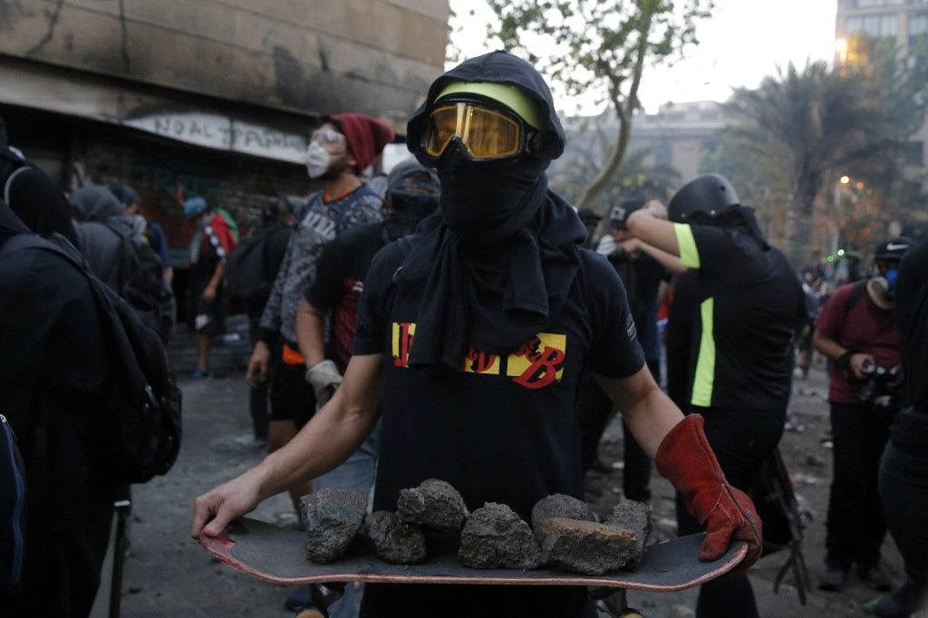 Las protestas estallaron el 18 de octubre por el aumento del precio del metro, pero fueron en aumento para denunciar la desigualdad social. Desataron la violencia en Santiago, Valparaíso, Viña del Mar y otras ciudades: 30 días de protestas que se saldan con 22 muertos, 79 estaciones del metro de Santiago atacadas o incendiadas, y casi 15.000 detenidos en todo Chile.