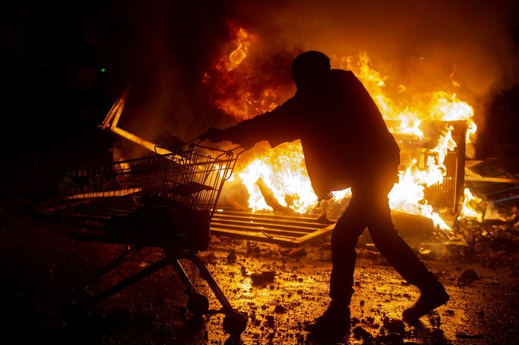 Las protestas estallaron el 18 de octubre por el aumento del precio del metro, pero fueron en aumento para denunciar la desigualdad social. Desataron la violencia en Santiago, Valparaíso, Viña del Mar y otras ciudades: 30 días de protestas que se saldan con 22 muertos, 79 estaciones del metro de Santiago atacadas o incendiadas, y casi 15.000 detenidos en todo Chile.