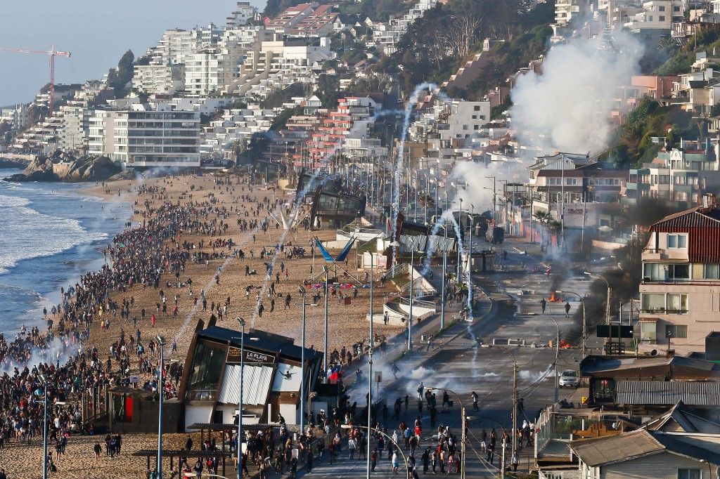 Las protestas estallaron el 18 de octubre por el aumento del precio del metro, pero fueron en aumento para denunciar la desigualdad social. Desataron la violencia en Santiago, Valparaíso, Viña del Mar y otras ciudades: 30 días de protestas que se saldan con 22 muertos, 79 estaciones del metro de Santiago atacadas o incendiadas, y casi 15.000 detenidos en todo Chile.