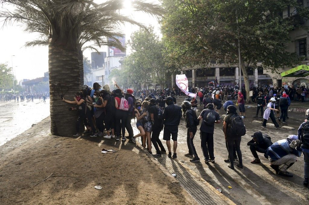 Las protestas estallaron el 18 de octubre por el aumento del precio del metro, pero fueron en aumento para denunciar la desigualdad social. Desataron la violencia en Santiago, Valparaíso, Viña del Mar y otras ciudades: 30 días de protestas que se saldan con 22 muertos, 79 estaciones del metro de Santiago atacadas o incendiadas, y casi 15.000 detenidos en todo Chile.