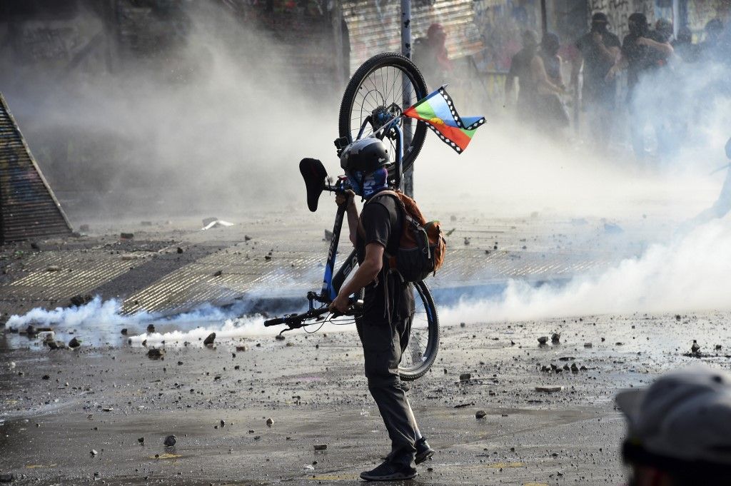 Las protestas estallaron el 18 de octubre por el aumento del precio del metro, pero fueron en aumento para denunciar la desigualdad social. Desataron la violencia en Santiago, Valparaíso, Viña del Mar y otras ciudades: 30 días de protestas que se saldan con 22 muertos, 79 estaciones del metro de Santiago atacadas o incendiadas, y casi 15.000 detenidos en todo Chile.