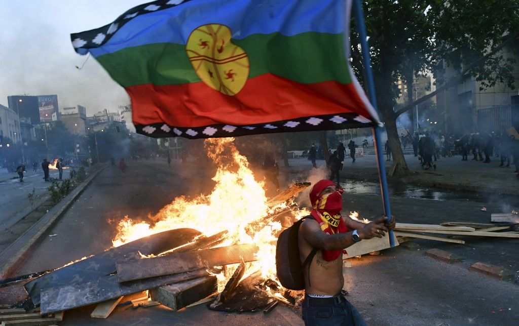 Las protestas estallaron el 18 de octubre por el aumento del precio del metro, pero fueron en aumento para denunciar la desigualdad social. Desataron la violencia en Santiago, Valparaíso, Viña del Mar y otras ciudades: 30 días de protestas que se saldan con 22 muertos, 79 estaciones del metro de Santiago atacadas o incendiadas, y casi 15.000 detenidos en todo Chile.