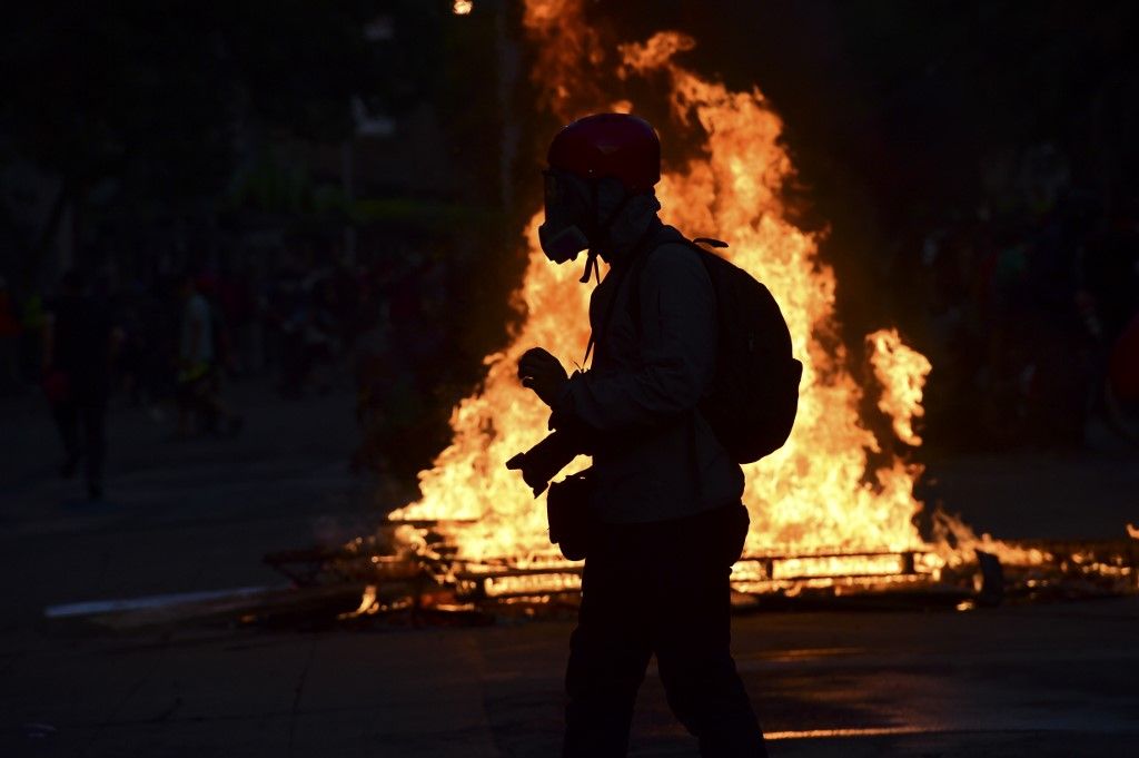 Las protestas estallaron el 18 de octubre por el aumento del precio del metro, pero fueron en aumento para denunciar la desigualdad social. Desataron la violencia en Santiago, Valparaíso, Viña del Mar y otras ciudades: 30 días de protestas que se saldan con 22 muertos, 79 estaciones del metro de Santiago atacadas o incendiadas, y casi 15.000 detenidos en todo Chile.