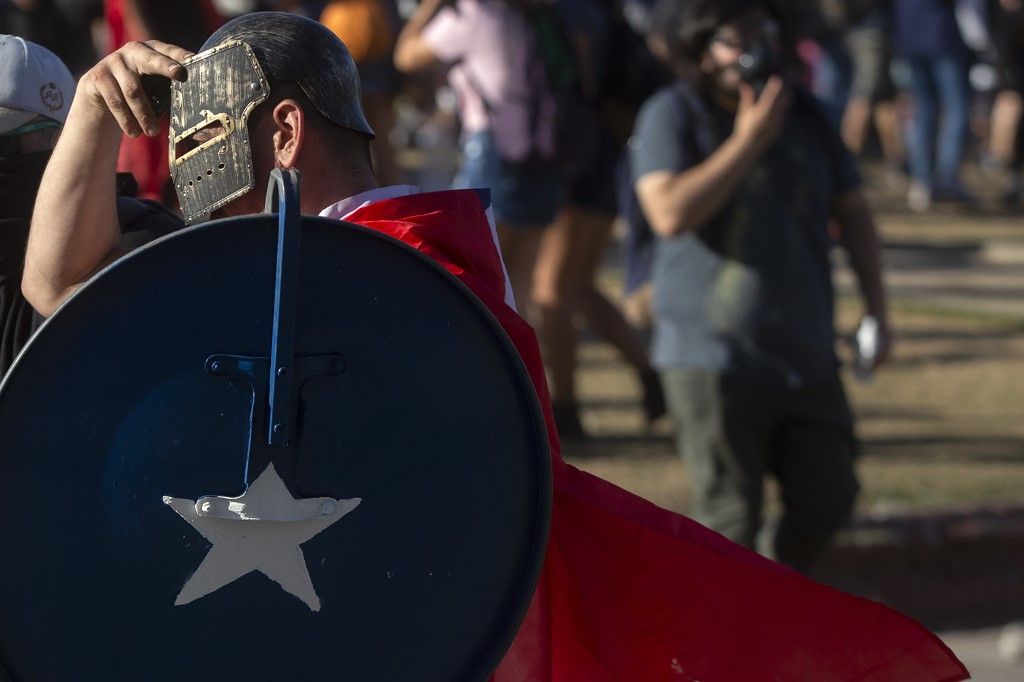 Las protestas estallaron el 18 de octubre por el aumento del precio del metro, pero fueron en aumento para denunciar la desigualdad social. Desataron la violencia en Santiago, Valparaíso, Viña del Mar y otras ciudades: 30 días de protestas que se saldan con 22 muertos, 79 estaciones del metro de Santiago atacadas o incendiadas, y casi 15.000 detenidos en todo Chile.