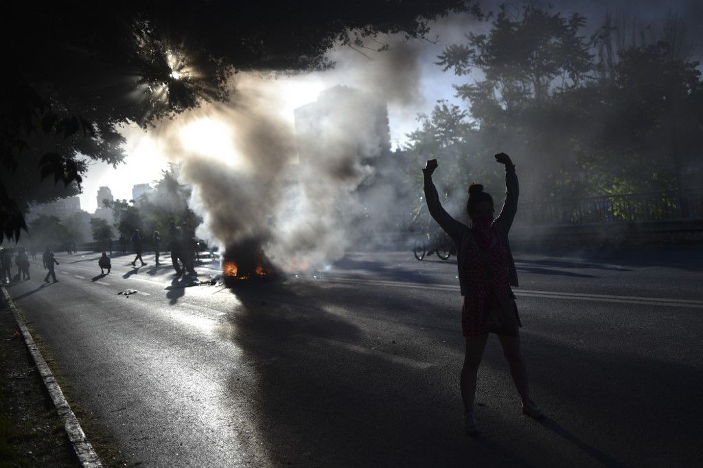 Las protestas estallaron el 18 de octubre por el aumento del precio del metro, pero fueron en aumento para denunciar la desigualdad social. Desataron la violencia en Santiago, Valparaíso, Viña del Mar y otras ciudades: 30 días de protestas que se saldan con 22 muertos, 79 estaciones del metro de Santiago atacadas o incendiadas, y casi 15.000 detenidos en todo el país.