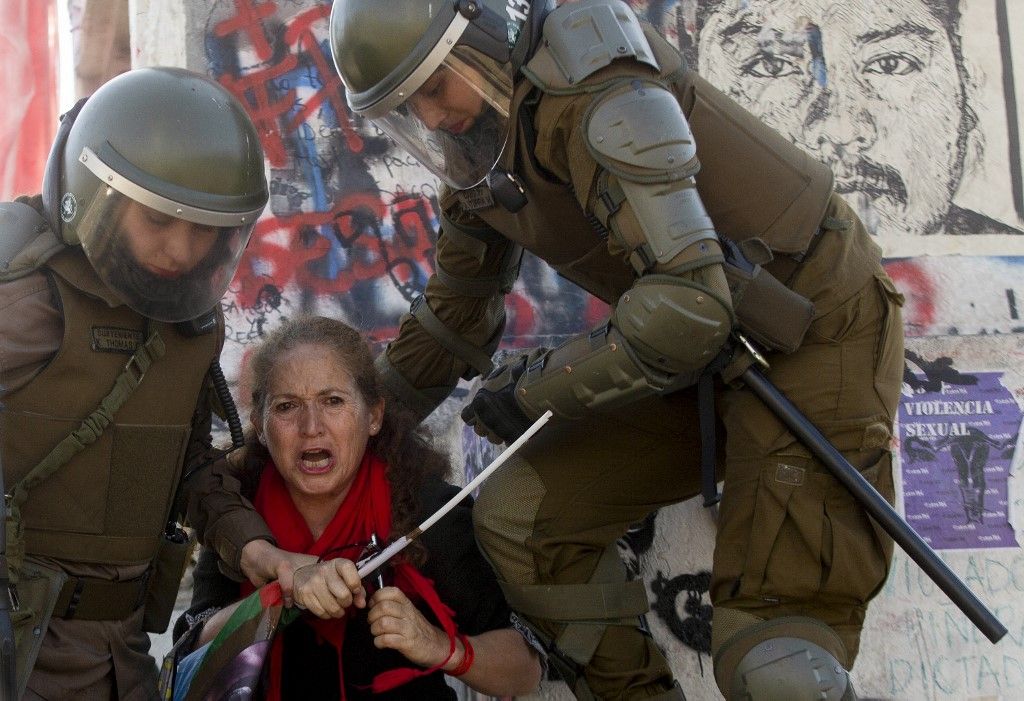 Las protestas estallaron el 18 de octubre por el aumento del precio del metro, pero fueron en aumento para denunciar la desigualdad social. Desataron la violencia en Santiago, Valparaíso, Viña del Mar y otras ciudades: 30 días de protestas que se saldan con 22 muertos, 79 estaciones del metro de Santiago atacadas o incendiadas, y casi 15.000 detenidos en todo el país.