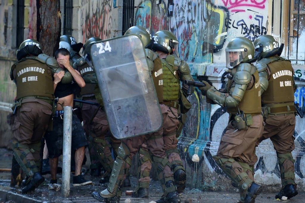 Las protestas estallaron el 18 de octubre por el aumento del precio del metro, pero fueron en aumento para denunciar la desigualdad social. Desataron la violencia en Santiago, Valparaíso, Viña del Mar y otras ciudades: 30 días de protestas que se saldan con 22 muertos, 79 estaciones del metro de Santiago atacadas o incendiadas, y casi 15.000 detenidos en todo el país.