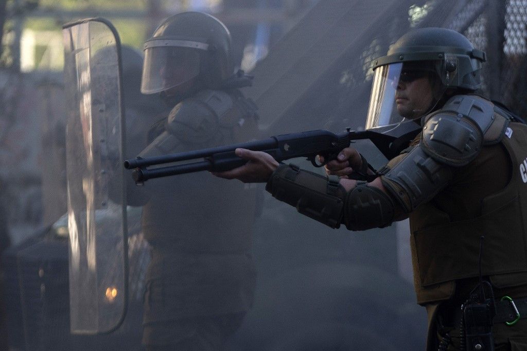 Las protestas estallaron el 18 de octubre por el aumento del precio del metro, pero fueron en aumento para denunciar la desigualdad social. Desataron la violencia en Santiago, Valparaíso, Viña del Mar y otras ciudades: 30 días de protestas que se saldan con 22 muertos, 79 estaciones del metro de Santiago atacadas o incendiadas, y casi 15.000 detenidos en todo el país.