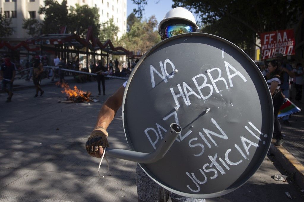 Las protestas estallaron el 18 de octubre por el aumento del precio del metro, pero fueron en aumento para denunciar la desigualdad social. Desataron la violencia en Santiago, Valparaíso, Viña del Mar y otras ciudades: 30 días de protestas que se saldan con 22 muertos, 79 estaciones del metro de Santiago atacadas o incendiadas, y casi 15.000 detenidos en todo el país.