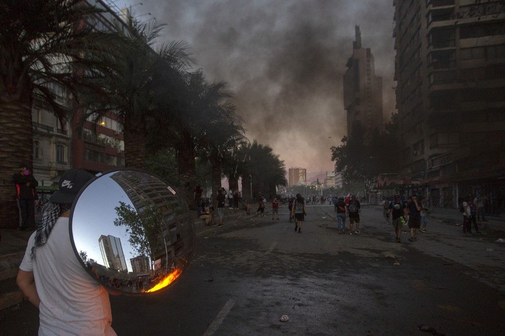 Las protestas estallaron el 18 de octubre por el aumento del precio del metro, pero fueron en aumento para denunciar la desigualdad social. Desataron la violencia en Santiago, Valparaíso, Viña del Mar y otras ciudades: 30 días de protestas que se saldan con 22 muertos, 79 estaciones del metro de Santiago atacadas o incendiadas, y casi 15.000 detenidos en todo el país.