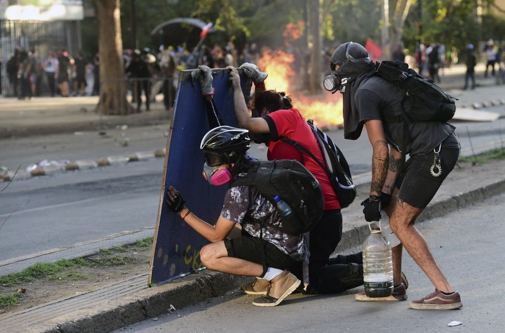 Las protestas estallaron el 18 de octubre por el aumento del precio del metro, pero fueron en aumento para denunciar la desigualdad social. Desataron la violencia en Santiago, Valparaíso, Viña del Mar y otras ciudades: 30 días de protestas que se saldan con 22 muertos, 79 estaciones del metro de Santiago atacadas o incendiadas, y casi 15.000 detenidos en todo el país.