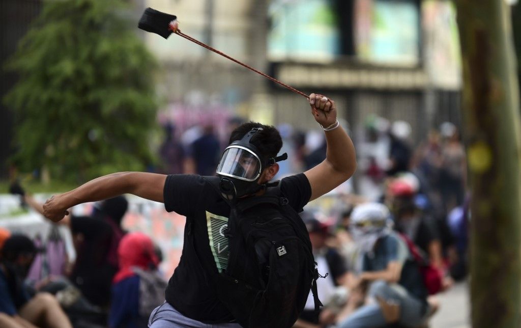 Las protestas estallaron el 18 de octubre por el aumento del precio del metro, pero fueron en aumento para denunciar la desigualdad social. Desataron la violencia en Santiago, Valparaíso, Viña del Mar y otras ciudades: 30 días de protestas que se saldan con 22 muertos, 79 estaciones del metro de Santiago atacadas o incendiadas, y casi 15.000 detenidos en todo el país.